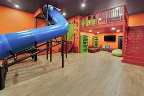 Interior - Wizard's Dark Manor Escape/Indoor Slide/Sleep 17+ (Adamstown)