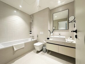 Douche, séchoir à cheveux, serviettes fournies, savon
