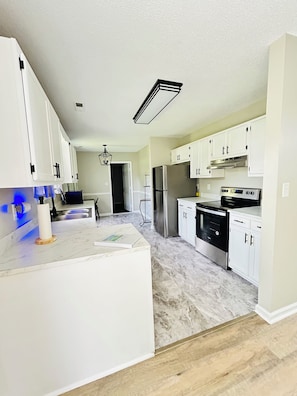 Réfrigérateur, four à micro-ondes, un four, surface de cuisson