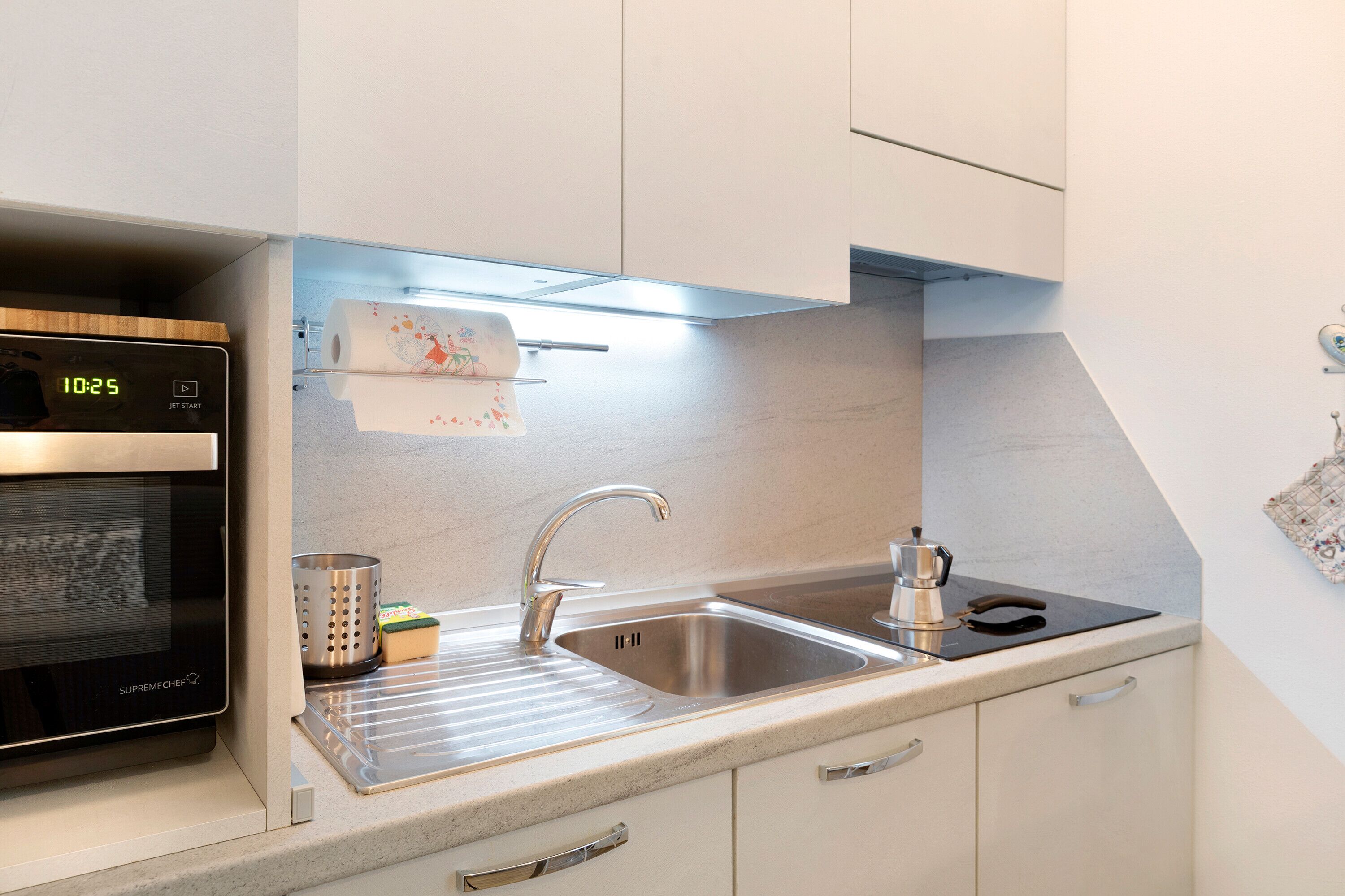 Kühlschrank, Mikrowelle, Herdplatte, Geschirrspüler