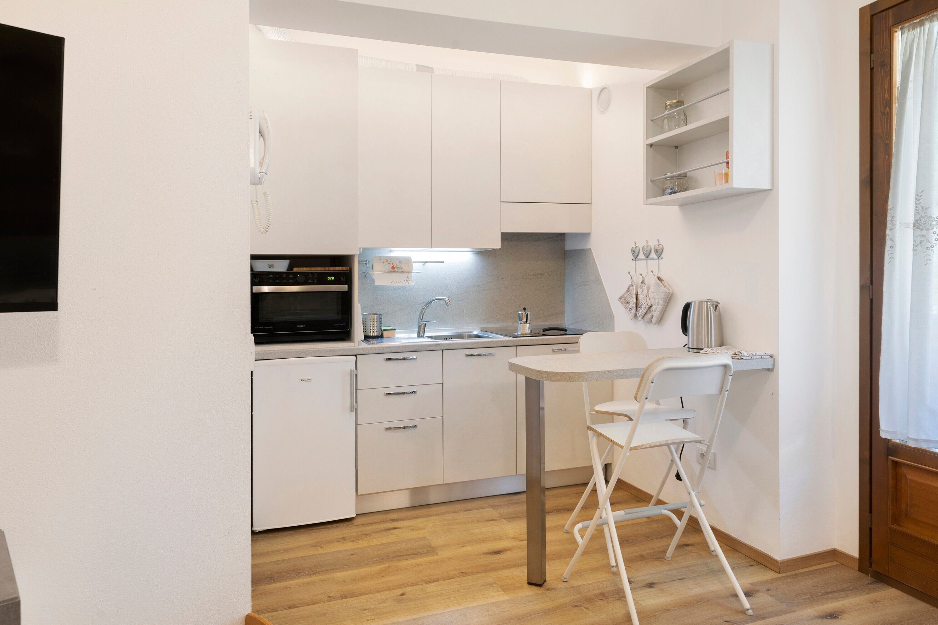 Réfrigérateur, micro-ondes, plaque de cuisson, lave-vaisselle