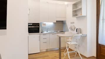 Réfrigérateur, micro-ondes, plaque de cuisson, lave-vaisselle