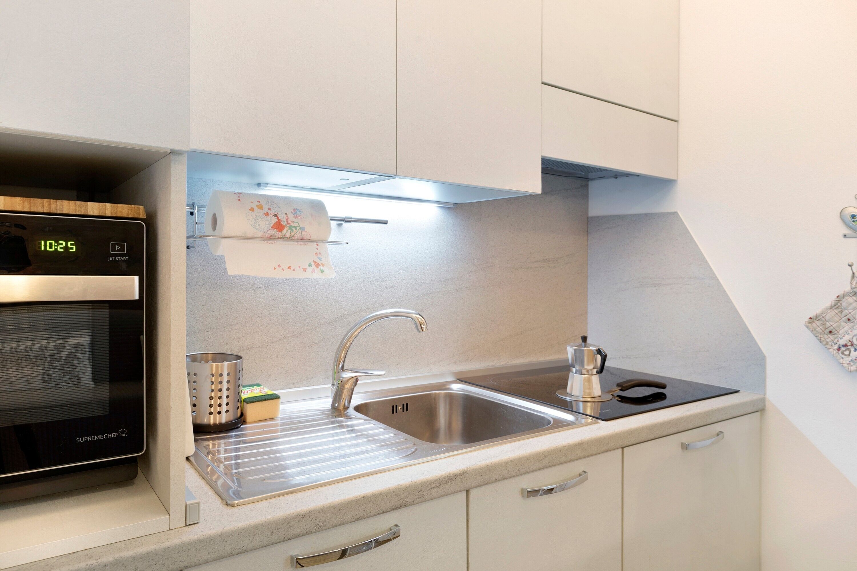 Réfrigérateur, micro-ondes, plaque de cuisson, lave-vaisselle