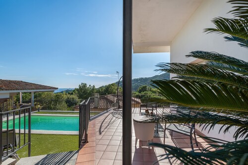 Apartment 'Habitaciones Marice' with Sea View, Private Pool and Wi-Fi