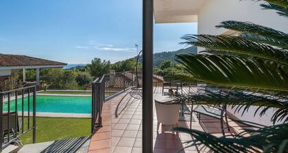 Apartamento 'Habitaciones Marice' con vistas al mar, piscina privada y Wi-Fi