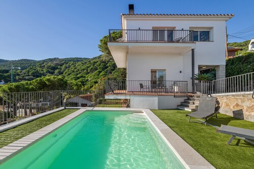 Apartment 'Habitaciones Marice' with Sea Views, Private Pool and Wi-Fi