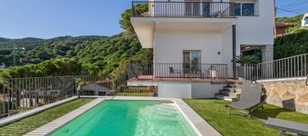 Appartement 'Habitaciones Marice' avec vue mer, piscine privée et Wi-Fi