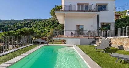 Apartment 'Habitaciones Marice' with Sea Views, Private Pool and Wi-Fi