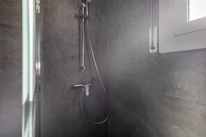 Douche, sèche-cheveux, serviettes fournies