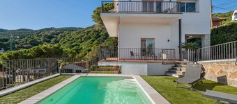 Apartment 'Habitaciones Marice' with Sea Views, Private Pool and Wi-Fi