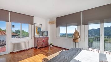 Tabla de planchar con plancha, wifi, ropa de cama