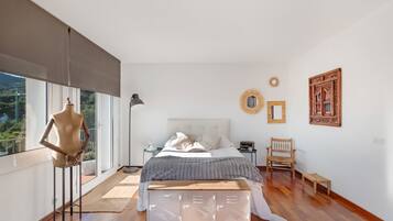 Tabla de planchar con plancha, wifi y ropa de cama