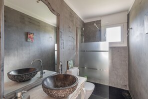 Douche, séchoir à cheveux, serviettes fournies