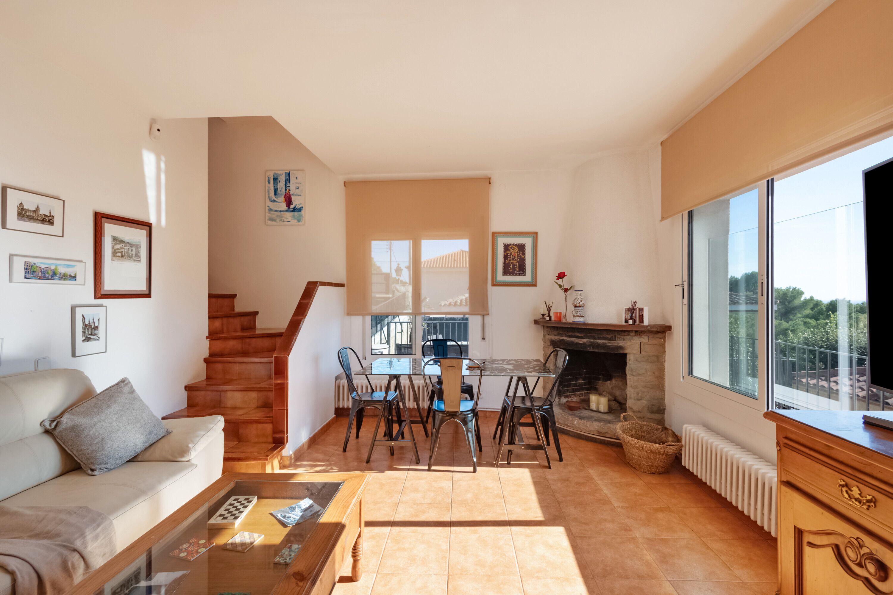 Een televisie, een open haard en een tafeltennistafel