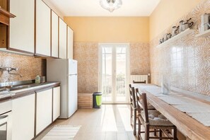 Private kitchen - Room 'Stanza 3' with Sea View, Shared Terrace and Wi-Fi (Castiglione Chiavarese)
