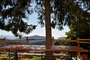 Outdoor dining - Room 'Stanza 3' with Sea View, Shared Terrace and Wi-Fi (Castiglione Chiavarese)