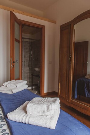 1 bedroom, WiFi, bed sheets - Room 'Stanza 3' with Sea View, Shared Terrace and Wi-Fi (Castiglione Chiavarese)