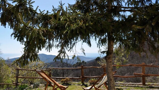 A wooden fence, two wooden chairs, and a view of distant mountains. - Room 'Stanza 2' with Sea View, Shared Terrace and Wi-Fi (Castiglione Chiavarese)
