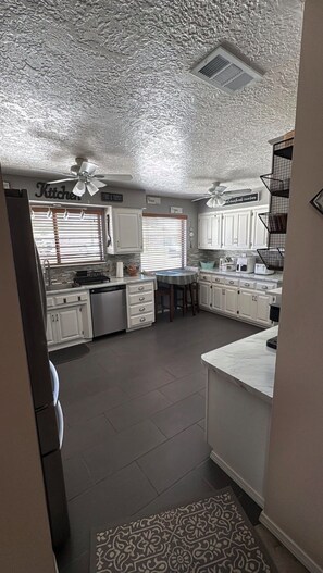 Fridge, microwave, oven, stovetop - 3BR& 2BA Massage Chair & bed+Jet tub! RV Parking/Hookups available upon request! (Roswell)