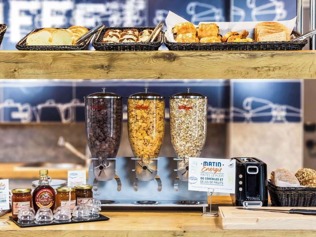 Se ofrece un desayuno bufé (9.90 EUR por persona)