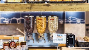 Un bufé de desayuno con diversas opciones de alimentos y una máquina de café.