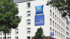 Un hotel con un cartel que indica 'ibis budget' y 'Suite Novotel'.