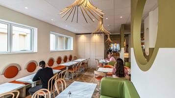 Café da manhã com buffet grátis todos os dias
