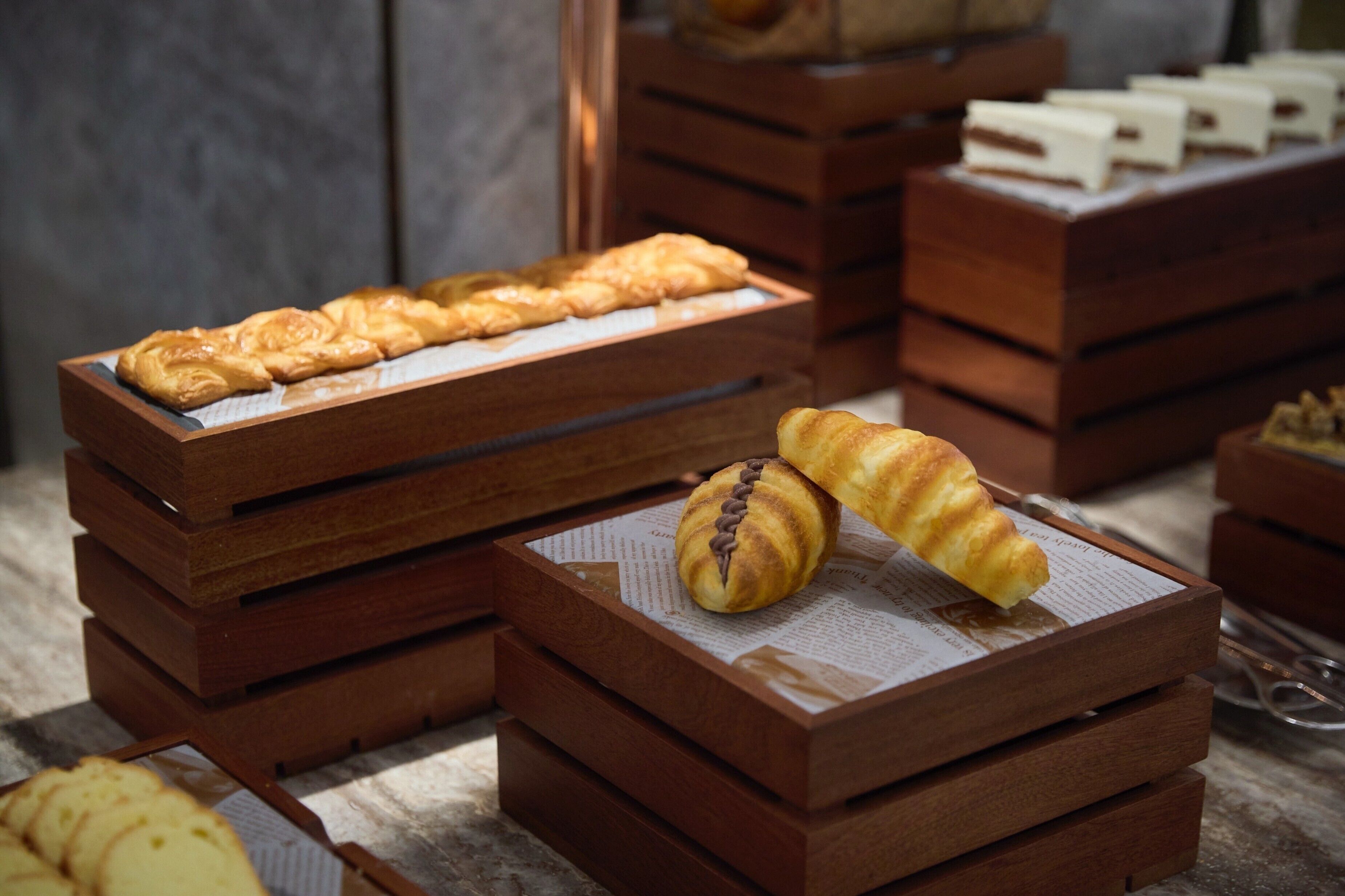 Cajas de madera apiladas con pasteles.