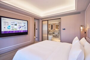 Guest Suite Room, 1 King Bed | Down comforters, minibar (free items), desk, laptop workspace