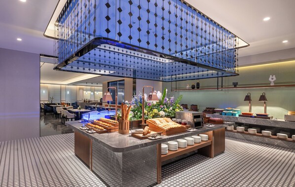 Daily buffet breakfast (CNY 78 per person)