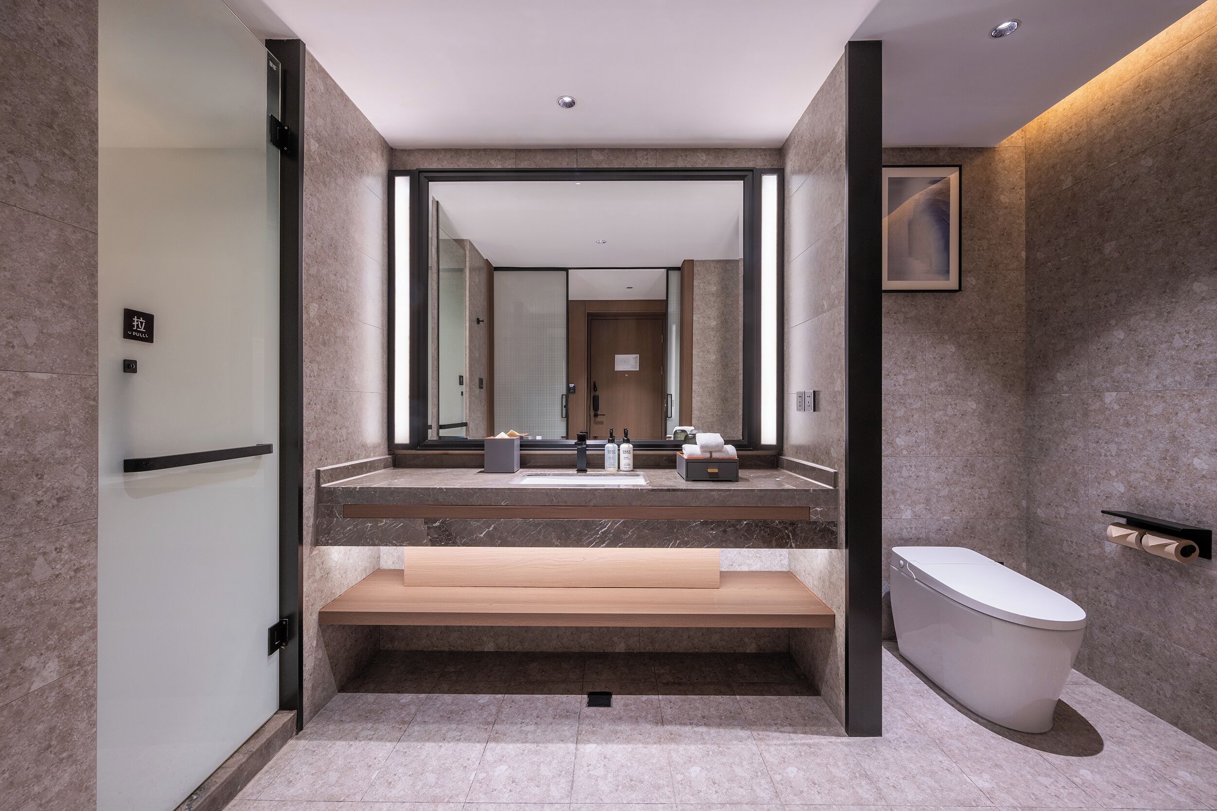 Deluxe-Suite, 1 Doppelbett | Badezimmer | Dusche, Regendusche, Haartrockner, Bademäntel