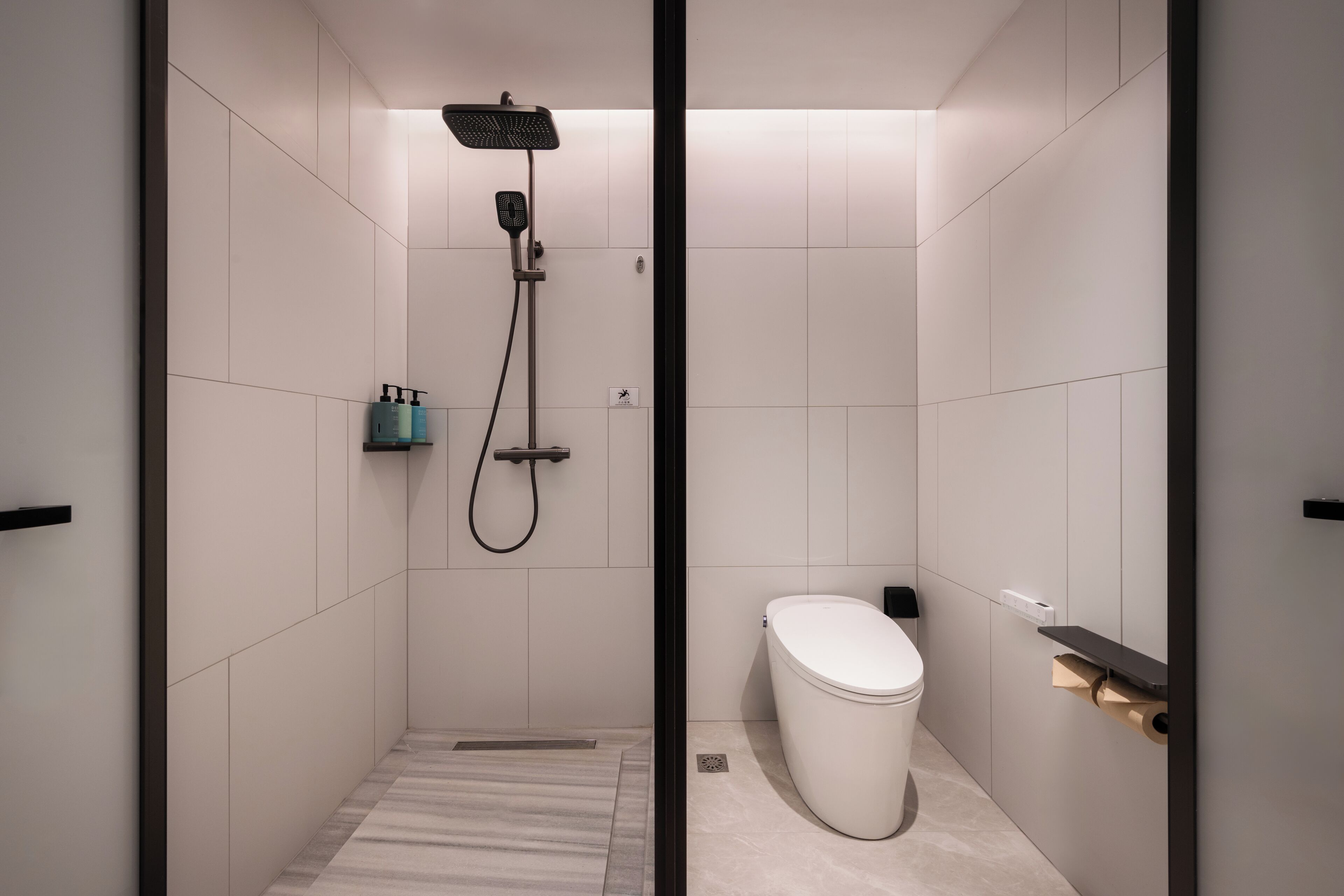 Shower, rainfall showerhead, free toiletries, hair dryer
