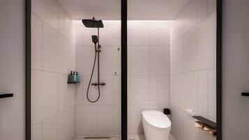 Shower, rainfall showerhead, free toiletries, hair dryer