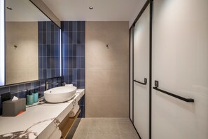 Habitación ejecutiva, 2 camas matrimoniales | Baño | Regadera, regadera tipo lluvia, amenidades de baño gratuitas 