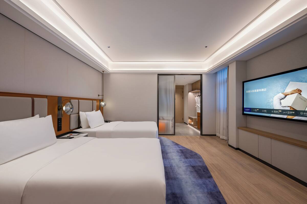 Habitación superior, varias camas | Edredón, minibar y caja de seguridad en la habitación