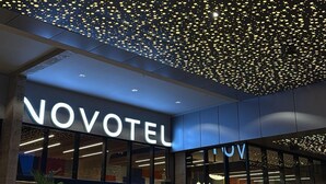 A hotel entrance with a modern design, featuring a ceiling with numerous lights and a prominent 'NOVOTEL' sign. - Novotel Uberlândia (Uberlandia)