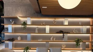 A modern lounge area with a sofa, armchairs, and a coffee table. - Novotel Uberlândia (Uberlandia)