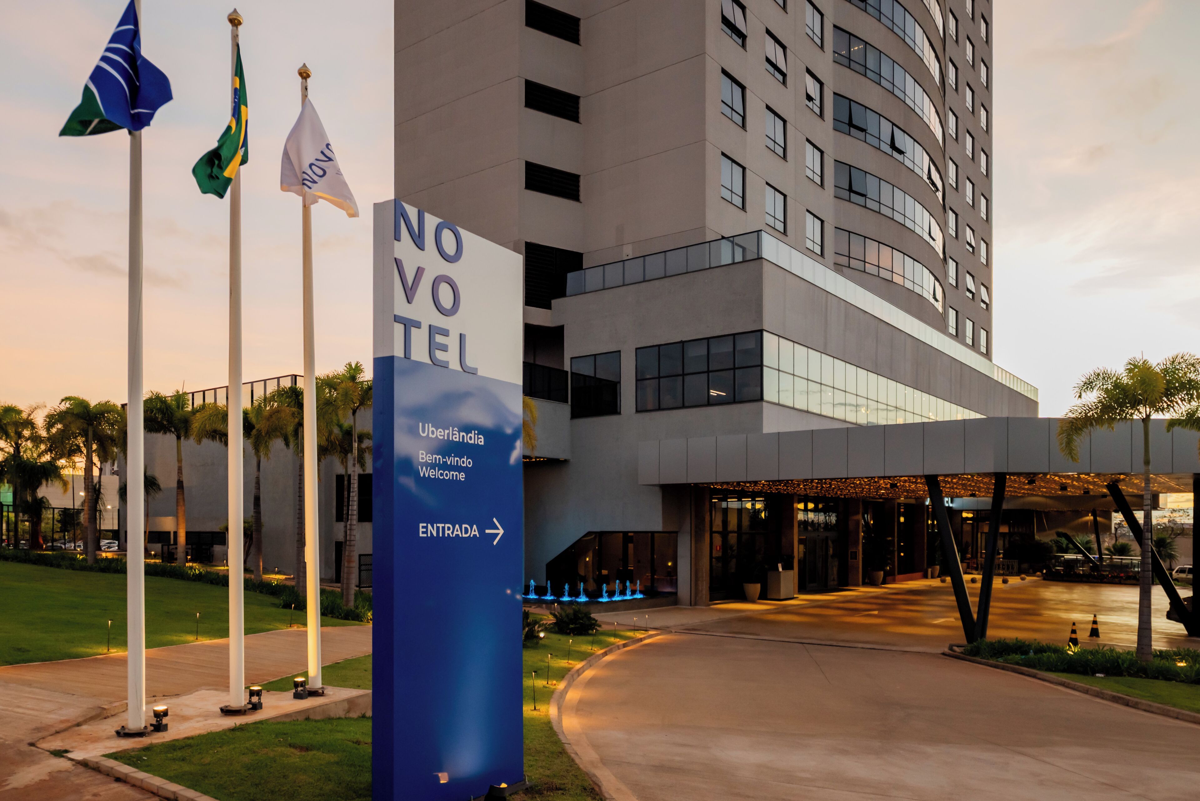 A hotel entrance with a sign indicating 'NO VOTE' and 'Welcome' in multiple languages.
