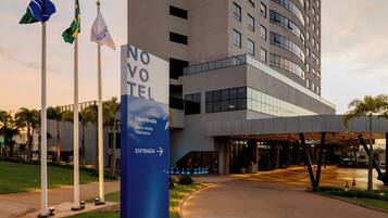 A hotel entrance with a sign indicating 'NO VOTE' and 'Welcome' in multiple languages.