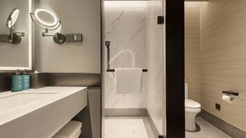 Quarto executivo, 1 cama King | Banheiro | Chinelos