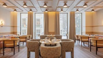 供應早餐、午餐及晚餐