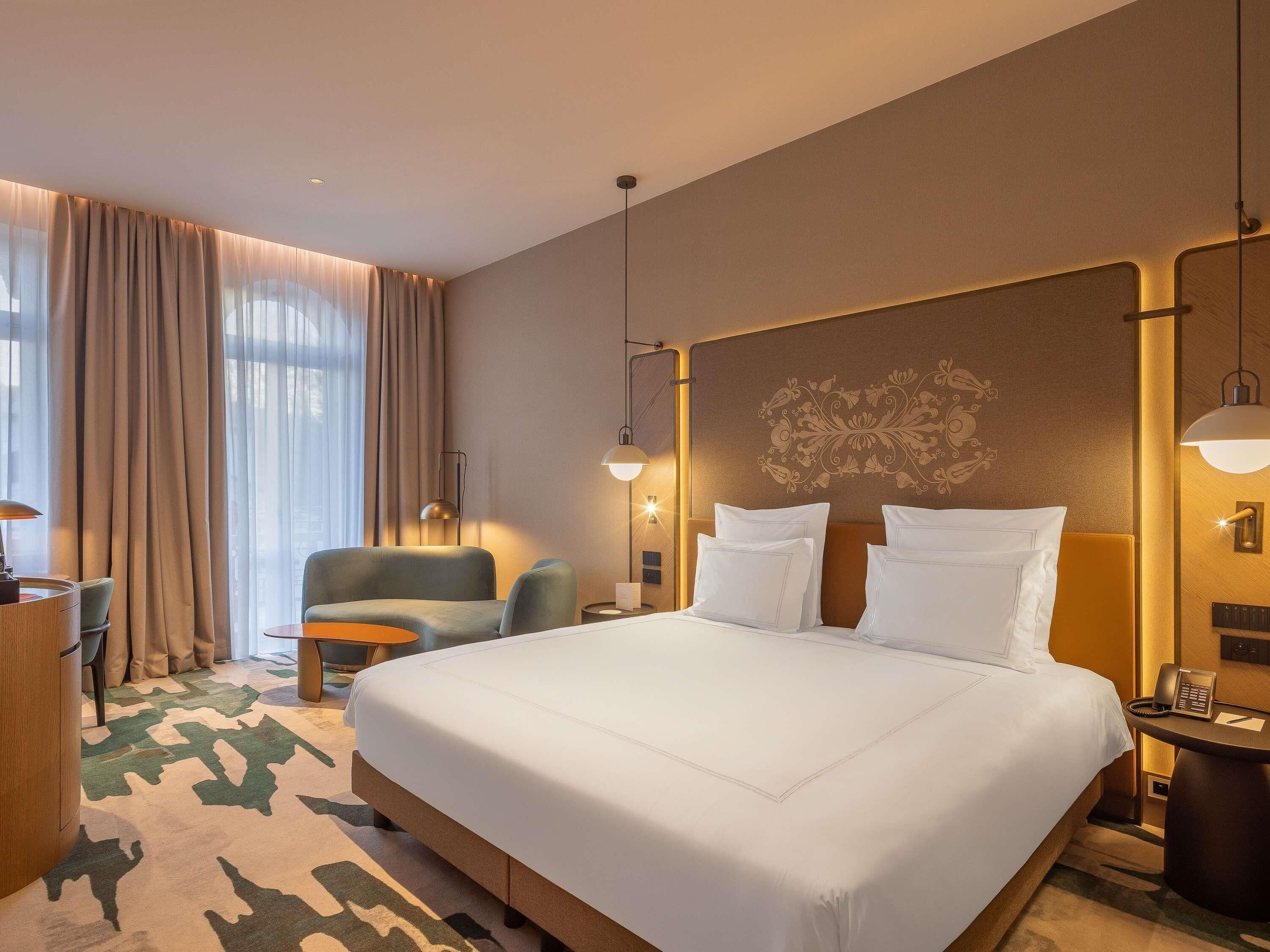 Swiss, Deluxe Room, 1 Double Bed | Biancheria da letto di alta qualità, minibar, cassaforte in camera