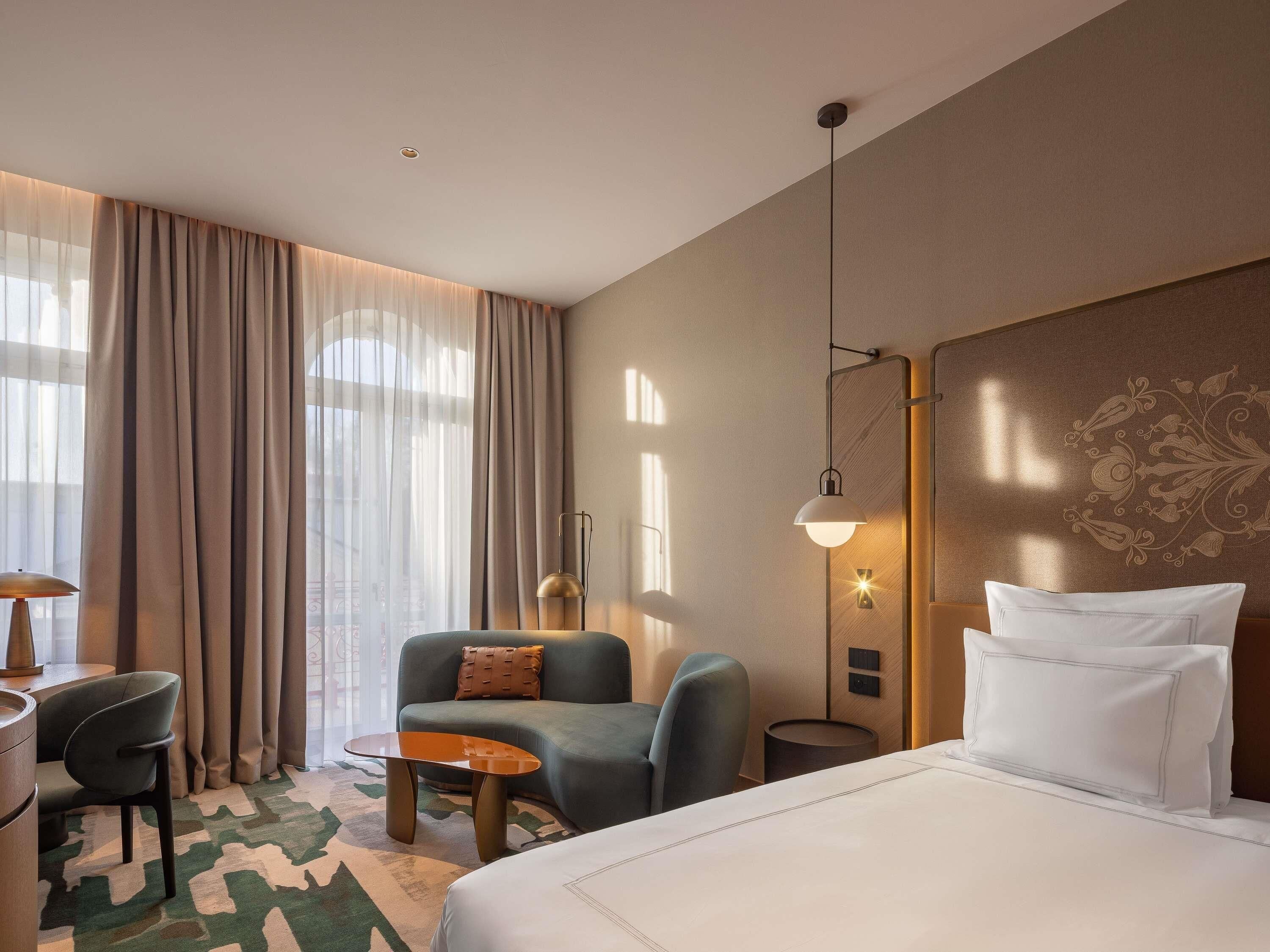 Swiss, Deluxe Room, 1 Double Bed | 高級寢具、迷你吧、房內夾萬、書桌