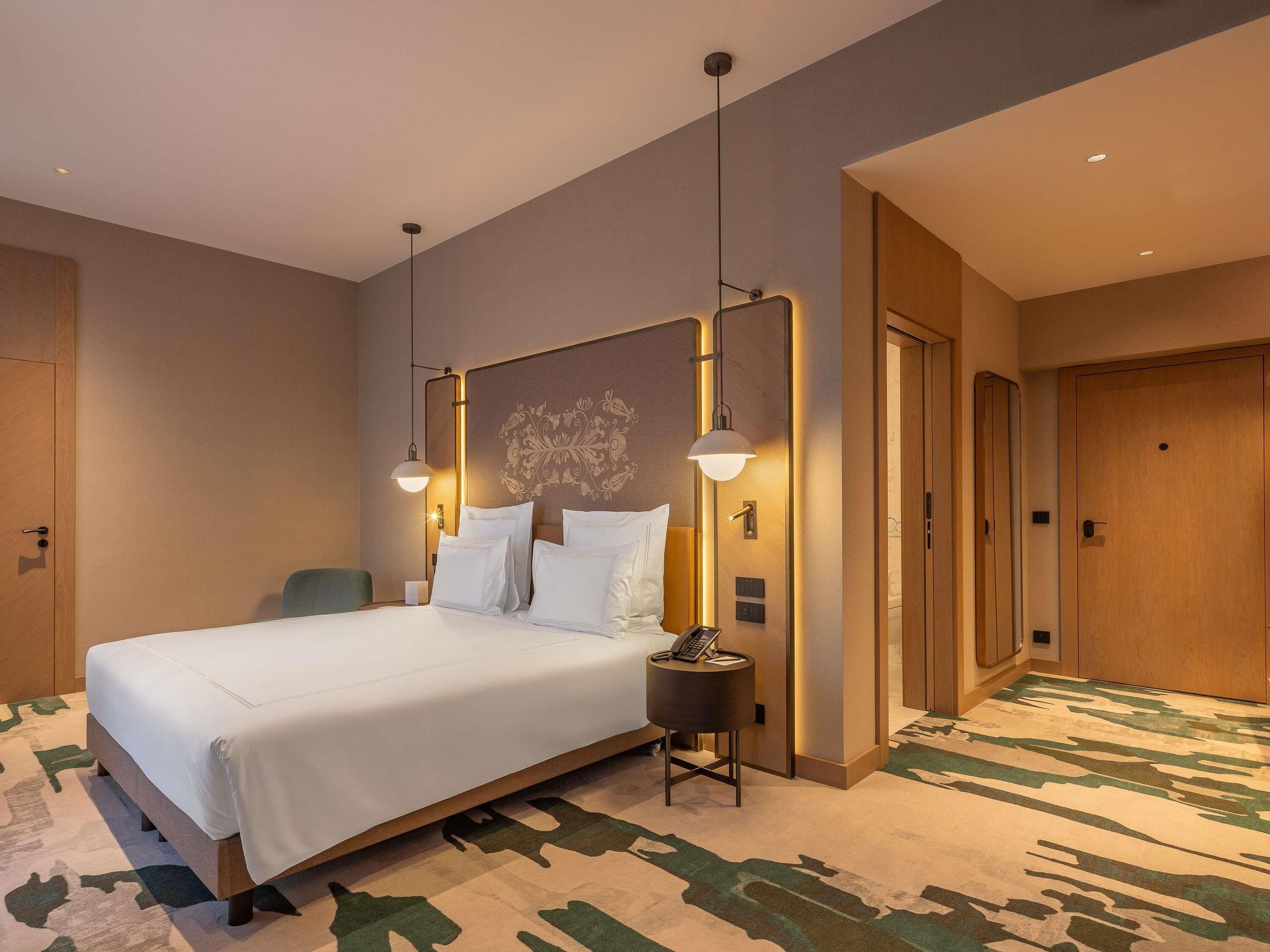 Swiss Advantage Room (Accessible) | Ylelliset vuodevaatteet, minibaari, tallelokero huoneessa, työpöytä