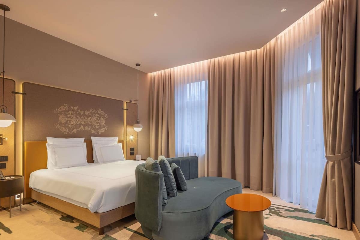 Deluxe Suite, 1 King Bed | 高档床上用品、迷你吧、客房内保险箱、办公桌