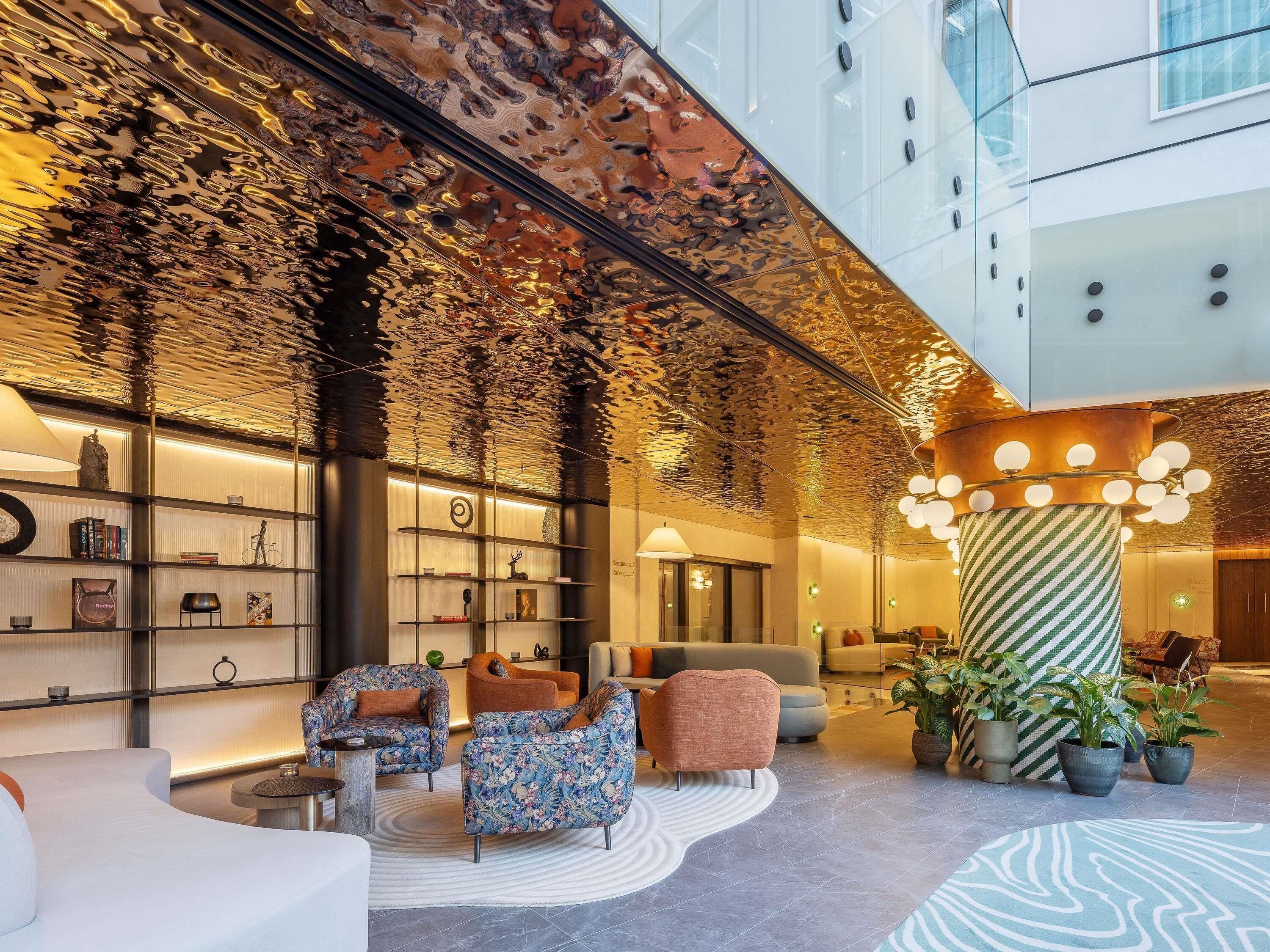 2 bars/lounges, lobbylounge, bar met dakterras