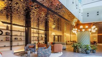 2 bars/lounges, lobbylounge, bar met dakterras