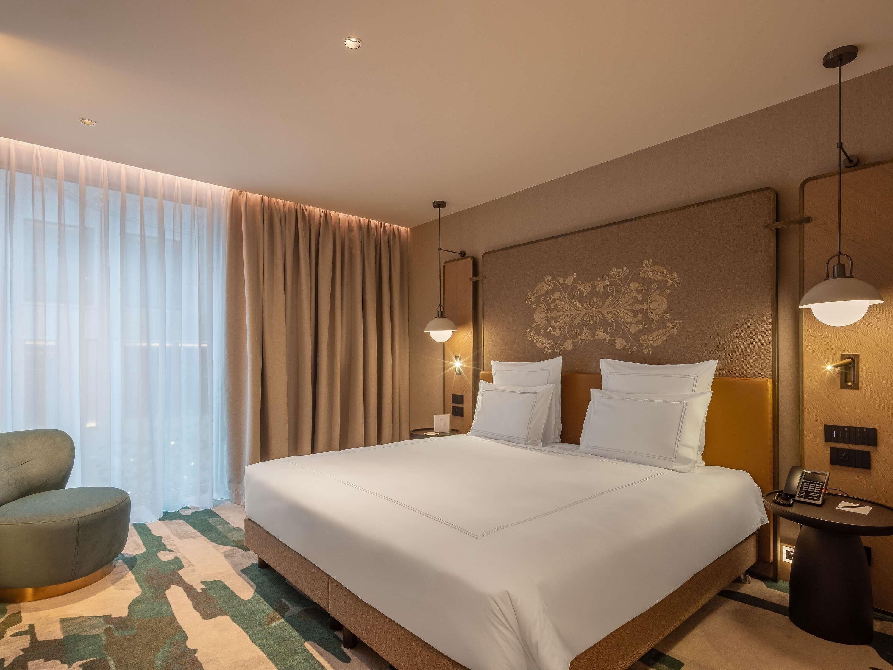 Junior Suite, 1 King Bed (Atrium View)