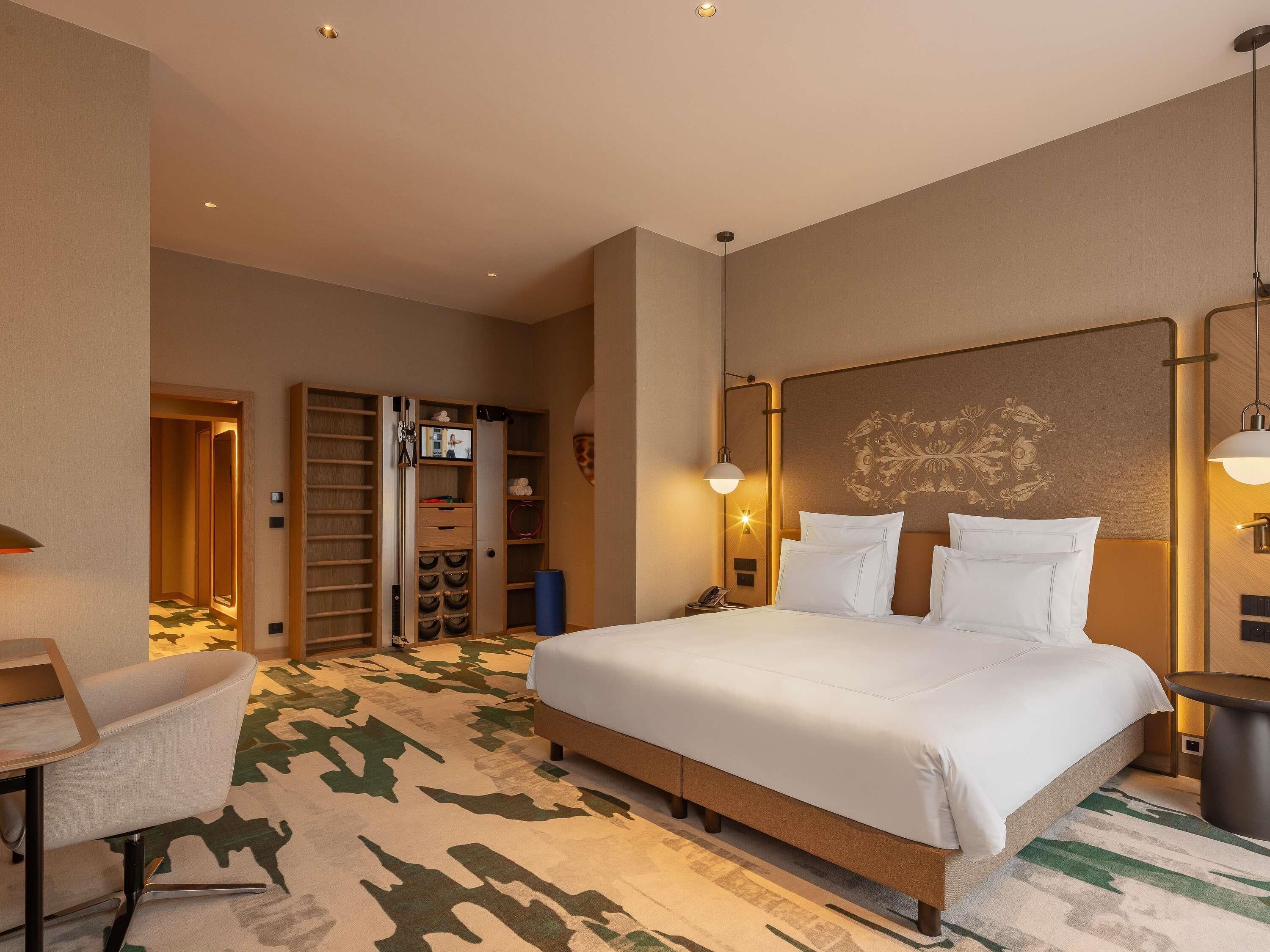 Swiss Vitality room | Ylelliset vuodevaatteet, minibaari, tallelokero huoneessa, työpöytä