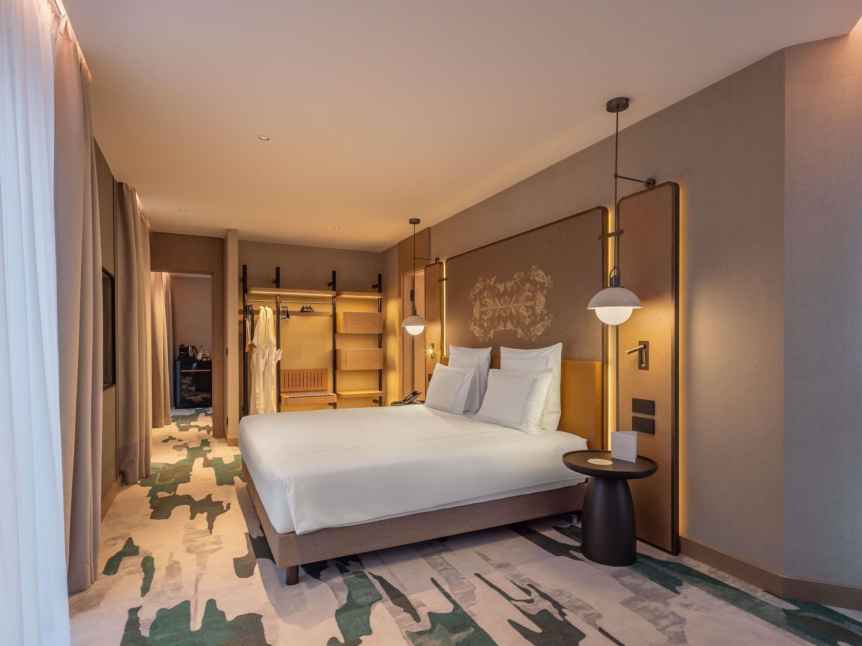 Deluxe Suite, 1 King Bed (Atrium View) | Biancheria da letto di alta qualità, minibar, cassaforte in camera